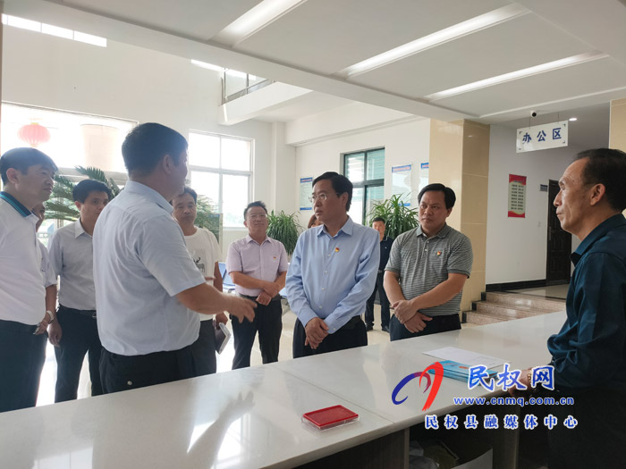 市人大常委會副主任、縣委書記姬脈常調(diào)研依法治縣、法治鄉(xiāng)村建設(shè)及“黨建＋一中心四平臺”建設(shè)工作