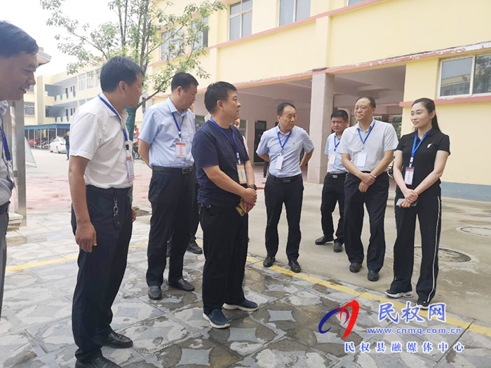 市紀委四室主任耿筠清、市紀委駐教體局組長洪軍到我縣檢查指導(dǎo)特崗教師招聘面試工作