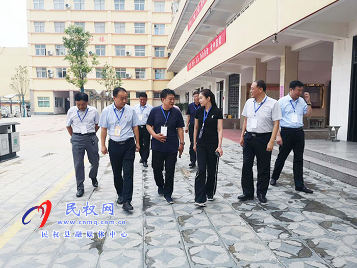 市紀委四室主任耿筠清、市紀委駐教體局組長洪軍到我縣檢查指導(dǎo)特崗教師招聘面試工作