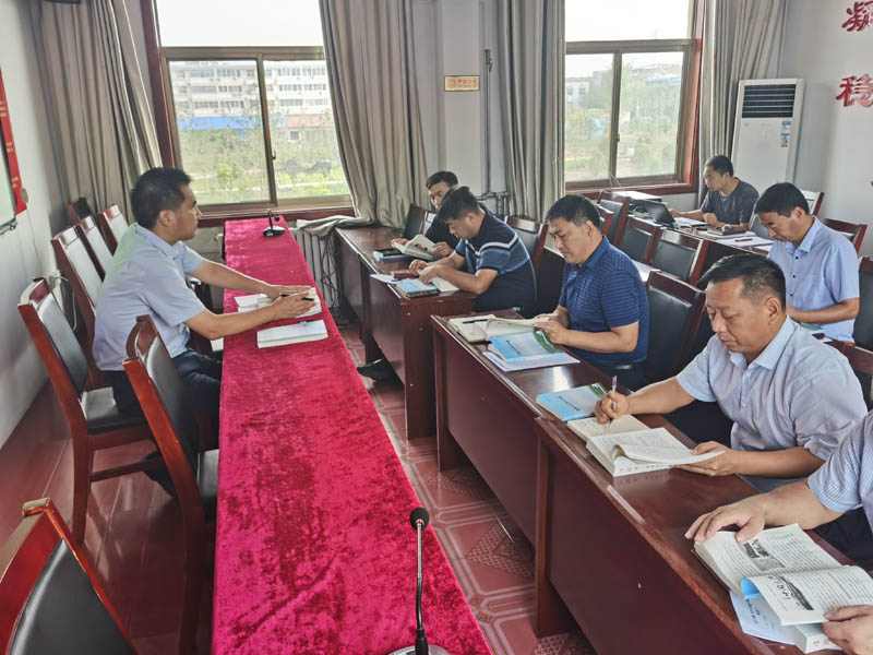 縣住建局理論中心組集中學(xué)習(xí)《習(xí)近平談治國(guó)理政》第三卷和《2020大眾熱點(diǎn)話題》 縣住建局理論中心組集中學(xué)習(xí)《習(xí)近平談治國(guó)理政》第三卷和《2020大眾熱點(diǎn)話題》