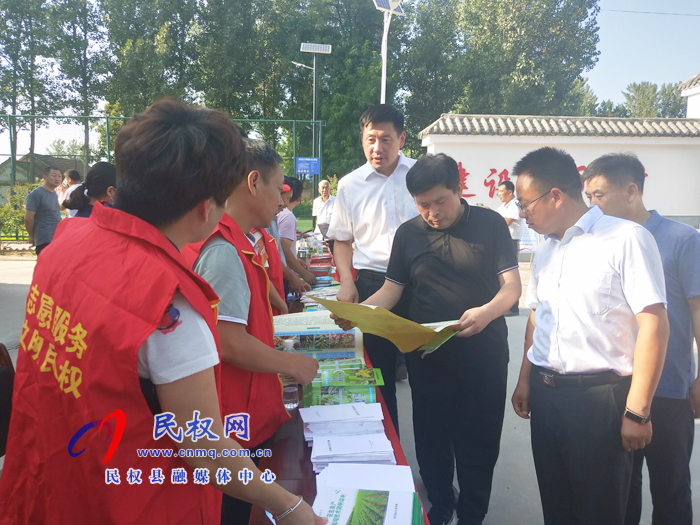 2020年民權(quán)縣科技活動(dòng)周啟動(dòng)儀式暨“三下鄉(xiāng)”現(xiàn)場會在王橋鎮(zhèn)麻花莊舉辦