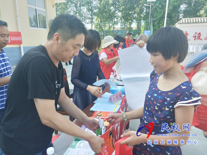 2020年民權(quán)縣科技活動(dòng)周啟動(dòng)儀式暨“三下鄉(xiāng)”現(xiàn)場會在王橋鎮(zhèn)麻花莊舉辦