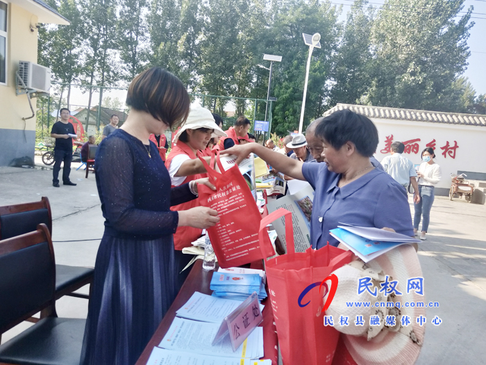 2020年民權(quán)縣科技活動(dòng)周啟動(dòng)儀式暨“三下鄉(xiāng)”現(xiàn)場會在王橋鎮(zhèn)麻花莊舉辦