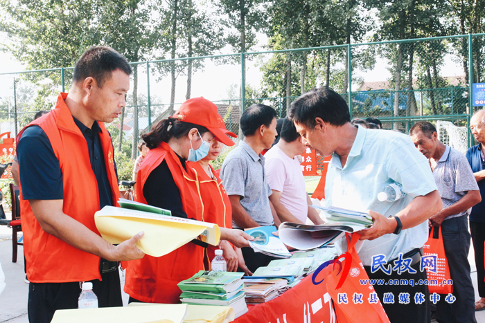 2020年民權(quán)縣科技活動(dòng)周啟動(dòng)儀式暨“三下鄉(xiāng)”現(xiàn)場會在王橋鎮(zhèn)麻花莊舉辦
