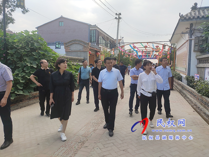 “農(nóng)媒總編走基層 鄉(xiāng)村振興中原行”采訪團(tuán)到我縣部分鄉(xiāng)鎮(zhèn)進(jìn)行采風(fēng) “農(nóng)媒總編走基層 鄉(xiāng)村振興中原行”采訪團(tuán)到我縣部分鄉(xiāng)鎮(zhèn)進(jìn)行采風(fēng)