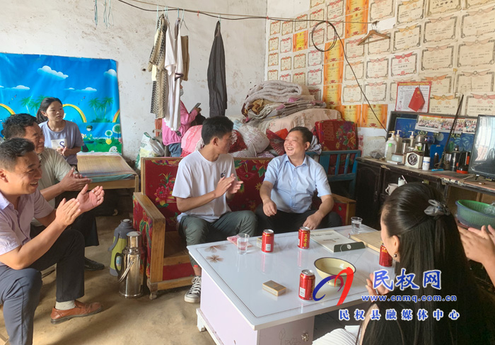 愛(ài)心企業(yè)慰問(wèn)高考學(xué)子
