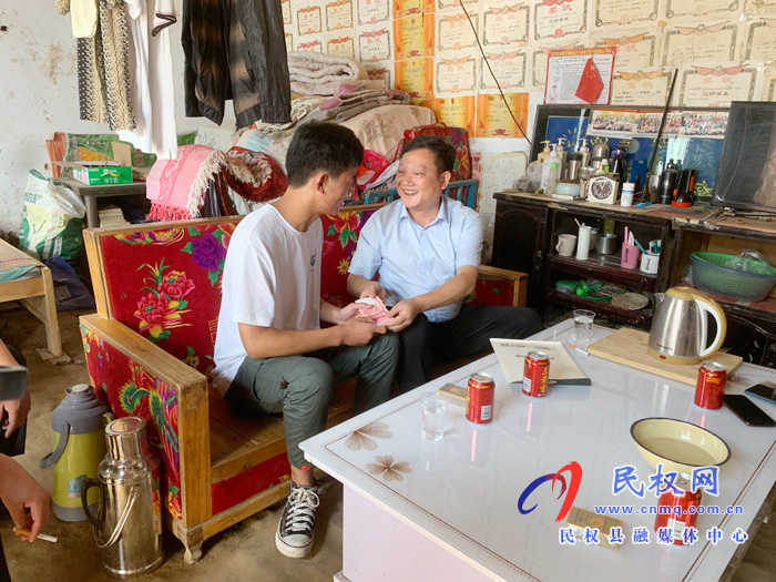 愛(ài)心企業(yè)慰問(wèn)高考學(xué)子