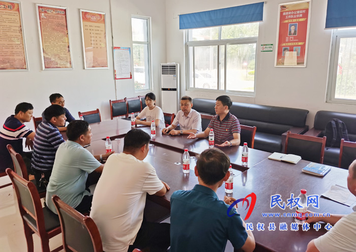 縣委常委、副縣長房季在史村鋪村組織召開海關(guān)總署選調(diào)生接受學(xué)習(xí)鍛煉座談會