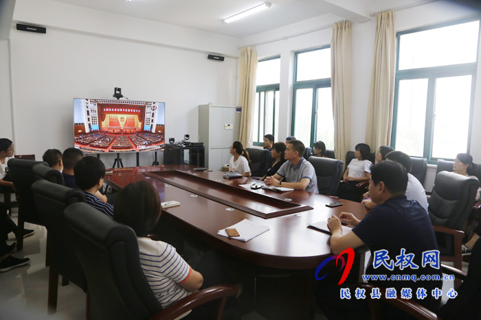 我縣各鄉(xiāng)鎮(zhèn)（街道辦）、縣直各單位集中收聽收看全國抗擊新冠肺炎疫情表彰大會