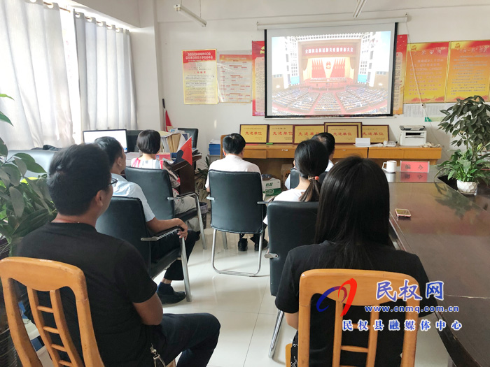 我縣各鄉(xiāng)鎮(zhèn)（街道辦）、縣直各單位集中收聽收看全國抗擊新冠肺炎疫情表彰大會