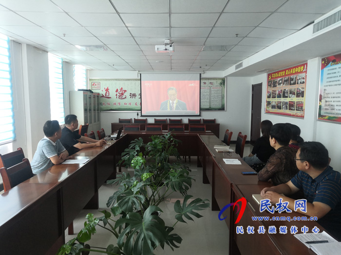 我縣各鄉(xiāng)鎮(zhèn)（街道辦）、縣直各單位集中收聽收看全國抗擊新冠肺炎疫情表彰大會