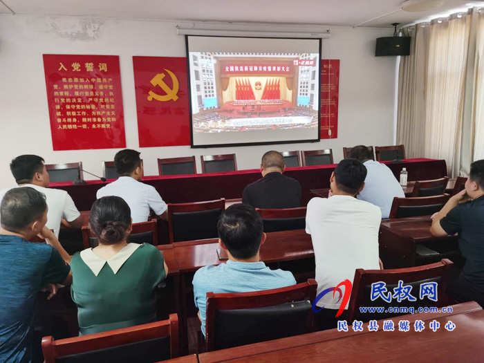 我縣各鄉(xiāng)鎮(zhèn)（街道辦）、縣直各單位集中收聽收看全國抗擊新冠肺炎疫情表彰大會