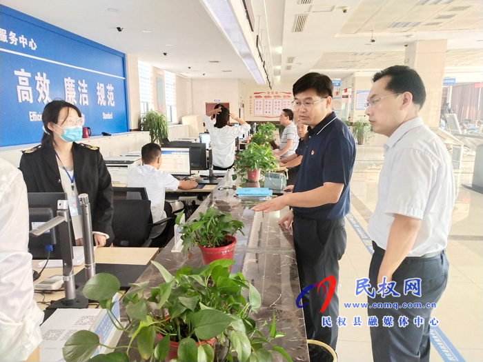 縣委副書記、縣長張團結(jié)調(diào)研12345政府熱線和“放管服”改革工作