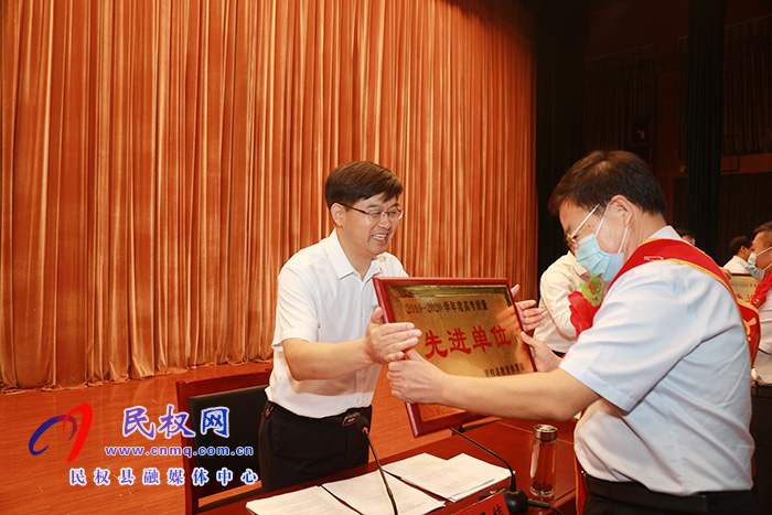 我縣舉行慶祝第36個(gè)教師節(jié)暨教育體育工作表彰大會(huì)