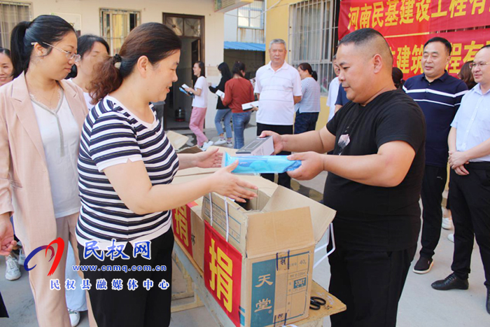 民權(quán)縣民基建筑有限公司、河南馳立建筑有限公司慰問城關(guān)鎮(zhèn)小學(xué)全體教職員工