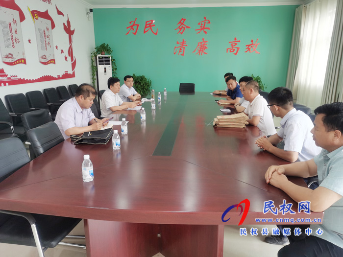 縣政府黨組成員陳鴻志帶領(lǐng)金融局、農(nóng)商銀行負(fù)責(zé)人督導(dǎo)戶貸率提升工作