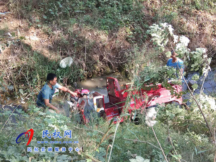 王橋鎮(zhèn)：七旬老人騎車摔進(jìn)溝 干部群眾及時(shí)出手相救