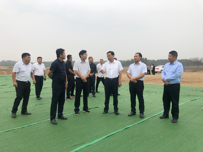 市人大常委會副主任、縣委書記姬脈常調(diào)研人居環(huán)境改善及有機農(nóng)業(yè)示范園建設(shè)工作