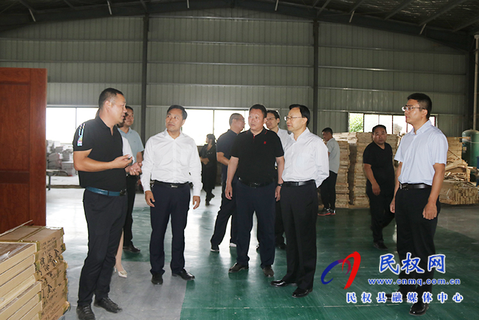 省法院黨組成員、副院長(zhǎng)王韶華到野崗鎮(zhèn)孟莊村調(diào)研扶貧工作