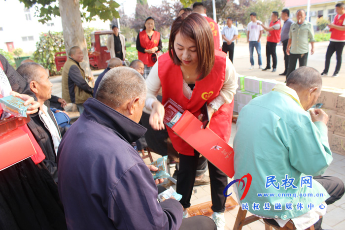民權(quán)公益聯(lián)盟一行到花園鄉(xiāng)敬老院獻愛心 民權(quán)公益聯(lián)盟一行到花園鄉(xiāng)敬老院獻愛心