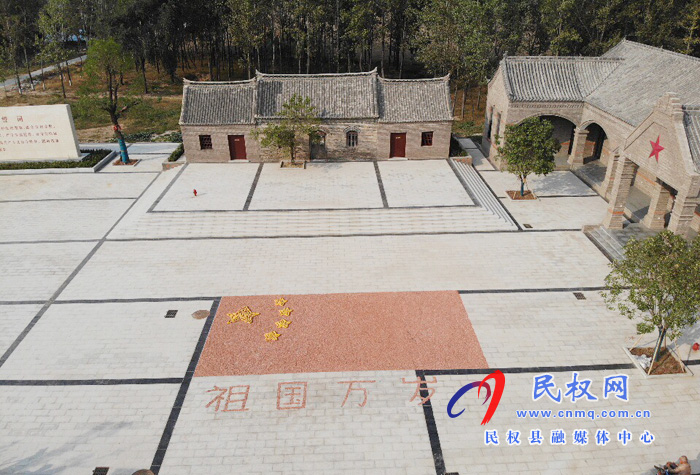河南民權：雙塔鎮(zhèn)秣坡村村民用玉米、花生拼國旗 “曬秋”迎國慶