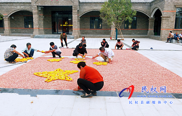 河南民權：雙塔鎮(zhèn)秣坡村村民用玉米、花生拼國旗 “曬秋”迎國慶
