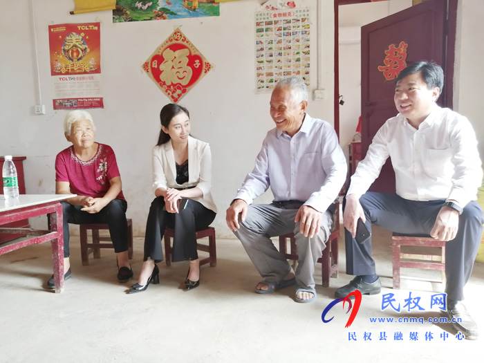 副縣長(zhǎng)朱琳到老顏集鄉(xiāng)走訪慰問(wèn)退休教師
