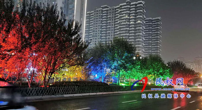 城管局路燈所加強(qiáng)城區(qū)亮化、美化，為創(chuàng)建全國(guó)文明城（提名城市）工作增光添彩