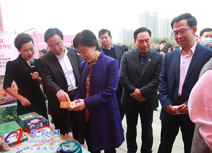 商丘市結(jié)對幫扶民權(quán)消費扶貧展銷會暨現(xiàn)場簽約儀式活動在我縣舉行 商丘市結(jié)對幫扶民權(quán)消費扶貧展銷會暨現(xiàn)場簽約儀式活動在我縣舉行