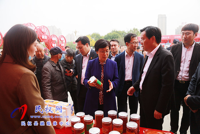 商丘市結(jié)對幫扶民權(quán)消費扶貧展銷會暨現(xiàn)場簽約儀式活動在我縣舉行 商丘市結(jié)對幫扶民權(quán)消費扶貧展銷會暨現(xiàn)場簽約儀式活動在我縣舉行