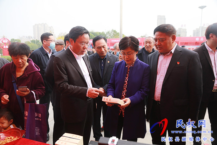 商丘市結(jié)對幫扶民權(quán)消費扶貧展銷會暨現(xiàn)場簽約儀式活動在我縣舉行 商丘市結(jié)對幫扶民權(quán)消費扶貧展銷會暨現(xiàn)場簽約儀式活動在我縣舉行
