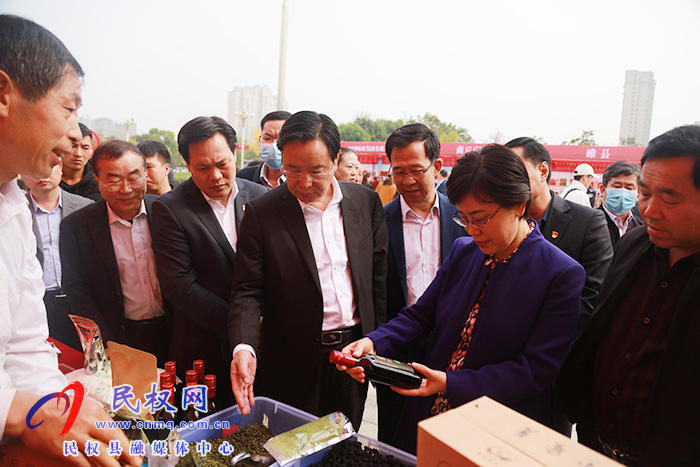 商丘市結(jié)對幫扶民權(quán)消費扶貧展銷會暨現(xiàn)場簽約儀式活動在我縣舉行 商丘市結(jié)對幫扶民權(quán)消費扶貧展銷會暨現(xiàn)場簽約儀式活動在我縣舉行