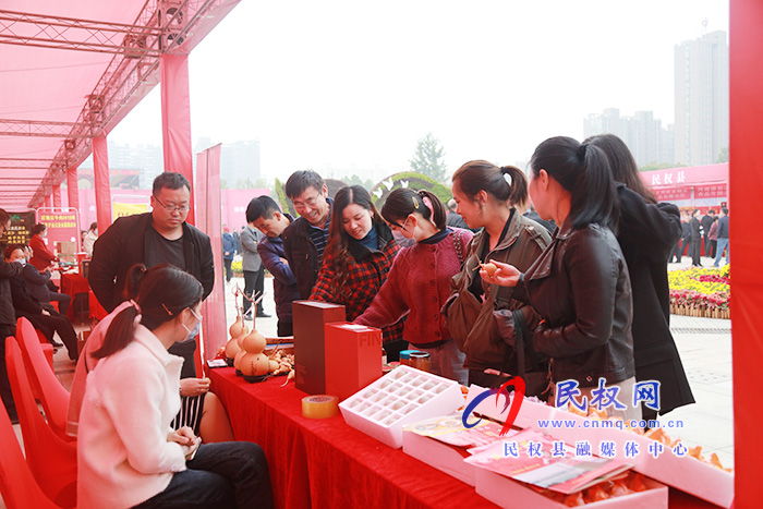 商丘市結(jié)對幫扶民權(quán)消費扶貧展銷會暨現(xiàn)場簽約儀式活動在我縣舉行 商丘市結(jié)對幫扶民權(quán)消費扶貧展銷會暨現(xiàn)場簽約儀式活動在我縣舉行