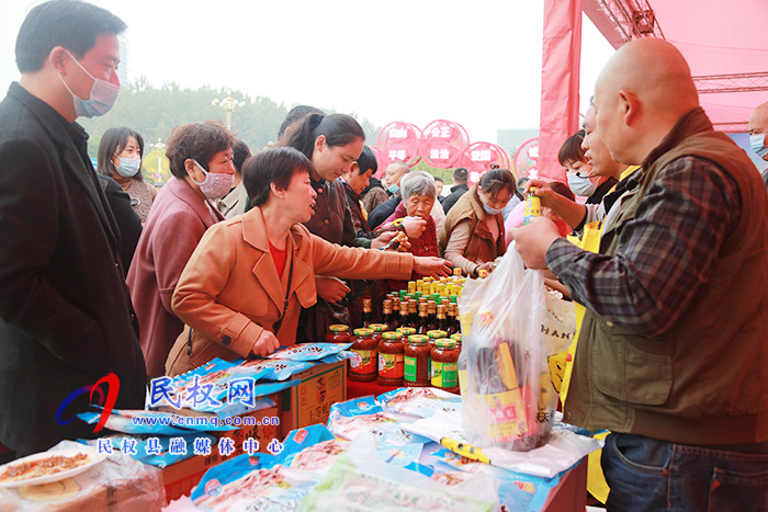 商丘市結(jié)對幫扶民權(quán)消費扶貧展銷會暨現(xiàn)場簽約儀式活動在我縣舉行 商丘市結(jié)對幫扶民權(quán)消費扶貧展銷會暨現(xiàn)場簽約儀式活動在我縣舉行