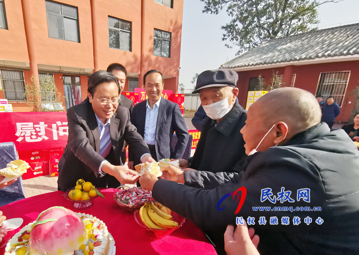 市人大常委會(huì)副主任、縣委書記姬脈常重陽節(jié)前夕慰問敬老院老人及百歲老人
