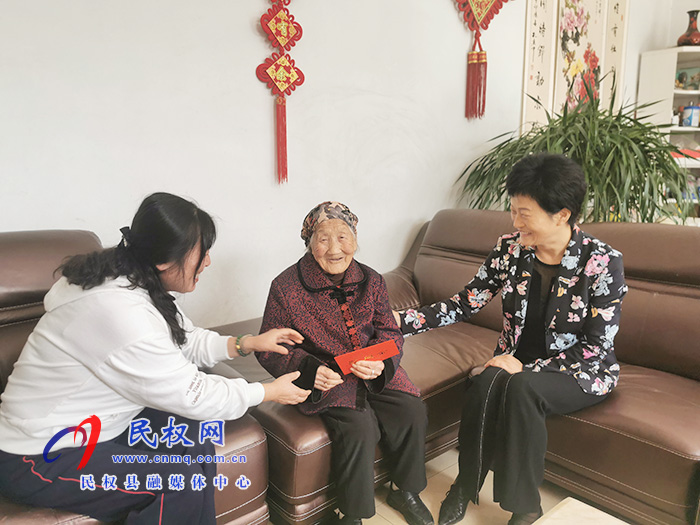 縣人大常委會(huì)主任周燕走訪慰問百歲老人 縣人大常委會(huì)主任周燕走訪慰問百歲老人