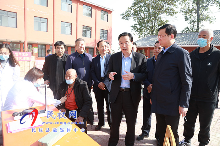 市人大常委會(huì)副主任、縣委書記姬脈常重陽節(jié)前夕慰問敬老院老人及百歲老人