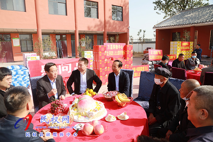 市人大常委會(huì)副主任、縣委書記姬脈常重陽節(jié)前夕慰問敬老院老人及百歲老人