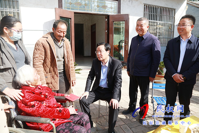市人大常委會(huì)副主任、縣委書記姬脈常重陽節(jié)前夕慰問敬老院老人及百歲老人