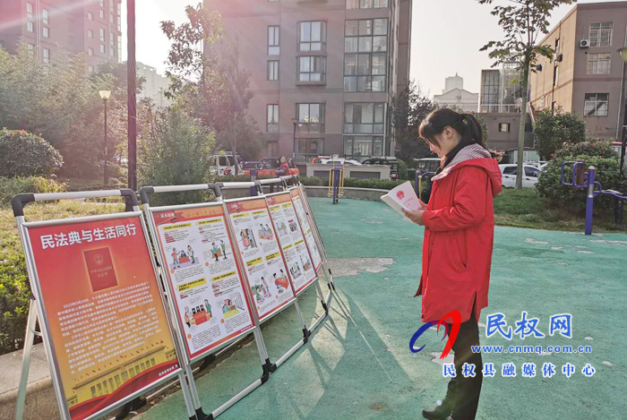 縣司法局集中開展《民法典》“進(jìn)社區(qū)”宣傳活動(dòng) 縣司法局集中開展《民法典》“進(jìn)社區(qū)”宣傳活動(dòng)