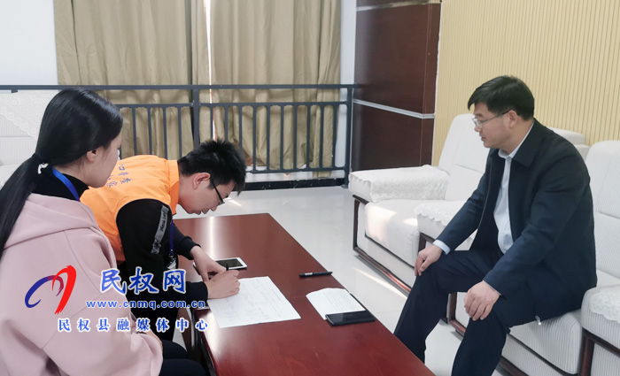 市人大常委會副主任、縣委書記姬脈常，縣委副書記、縣長張團結(jié)接受第七次全國人口普查登記