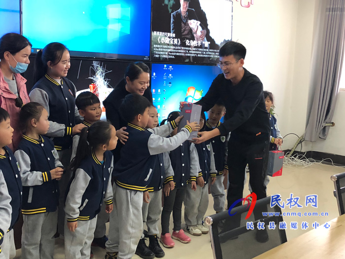 縣衛(wèi)計(jì)委、愛(ài)心企業(yè)慰問(wèn)新聞戰(zhàn)線(xiàn)工作者
