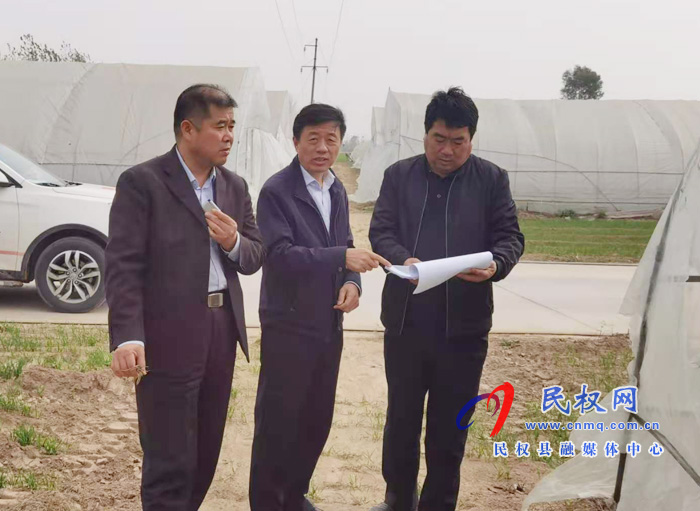 縣政府黨組成員、信訪局局長(zhǎng)陳鴻志到野崗鎮(zhèn)調(diào)研扶貧大棚保險(xiǎn)工作