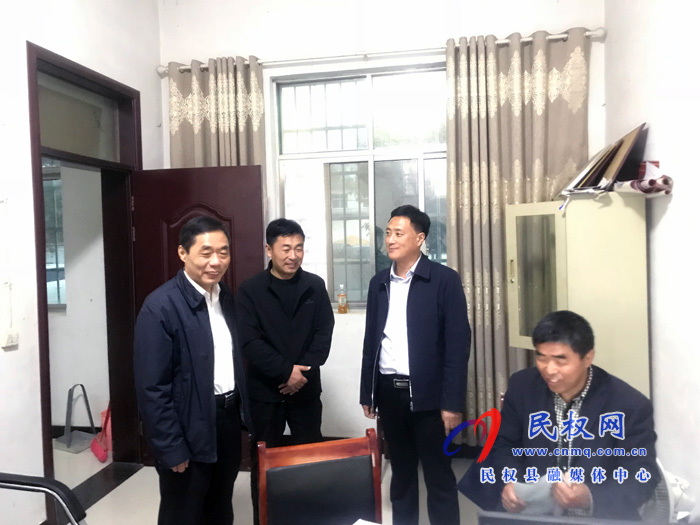 縣委常委、組織部長何玉明到褚廟鄉(xiāng)督導(dǎo)脫貧攻堅工作