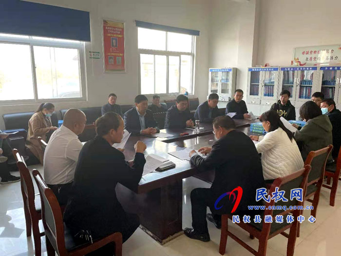 縣政府黨組成員、政府辦公室主任薛坤組織全體幫扶干部到聯(lián)系村史村鋪村開展幫扶工作