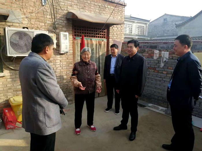 縣政府黨組成員、政府辦公室主任薛坤組織全體幫扶干部到聯(lián)系村史村鋪村開展幫扶工作