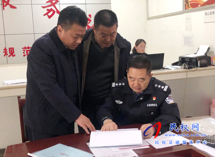 縣政府黨組成員、公安局長譚振起到花園鄉(xiāng)督導(dǎo)脫貧攻堅(jiān)工作