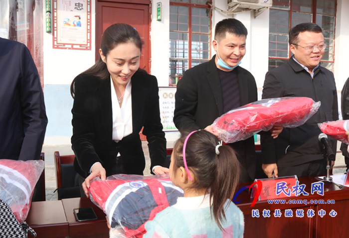 鄭州市民權商會舉行“冷冬送暖 愛心助學”捐贈儀式