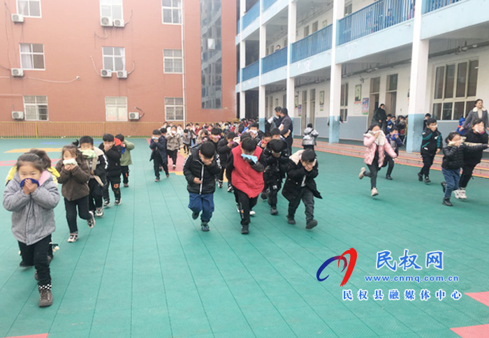 民權(quán)縣民族學(xué)校舉行消防應(yīng)急疏散演練活動 民權(quán)縣民族學(xué)校舉行消防應(yīng)急疏散演練活動