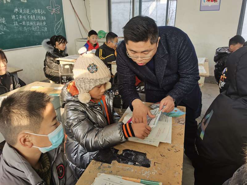 團(tuán)縣委走進(jìn)學(xué)校開展冬季疫情防控知識(shí)宣傳 團(tuán)縣委走進(jìn)學(xué)校開展冬季疫情防控知識(shí)宣傳